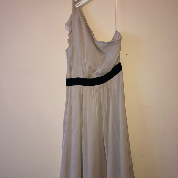 A simple beige dress that will turn heads - Picture 2 of 3